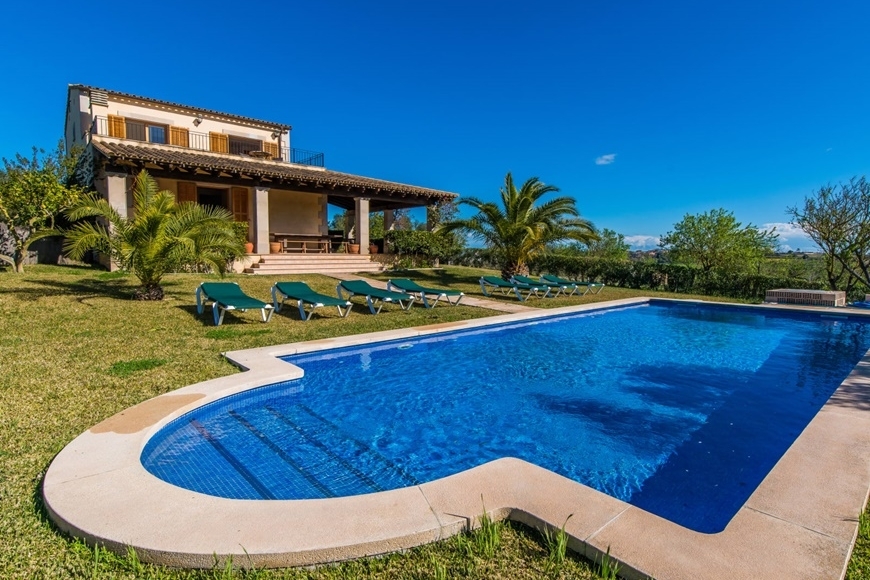 VILLA with RENTAL LICENSE