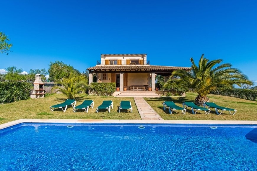 VILLA with RENTAL LICENSE