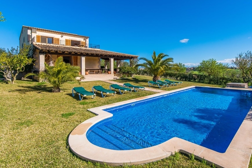 VILLA with RENTAL LICENSE