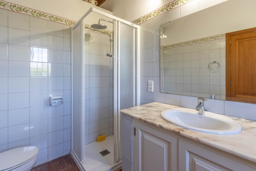 LANDHAUS MIT SCHWIMMBAD