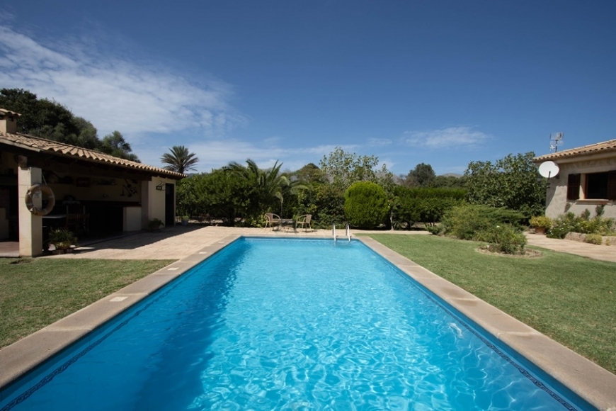 LANDHAUS MIT SCHWIMMBAD