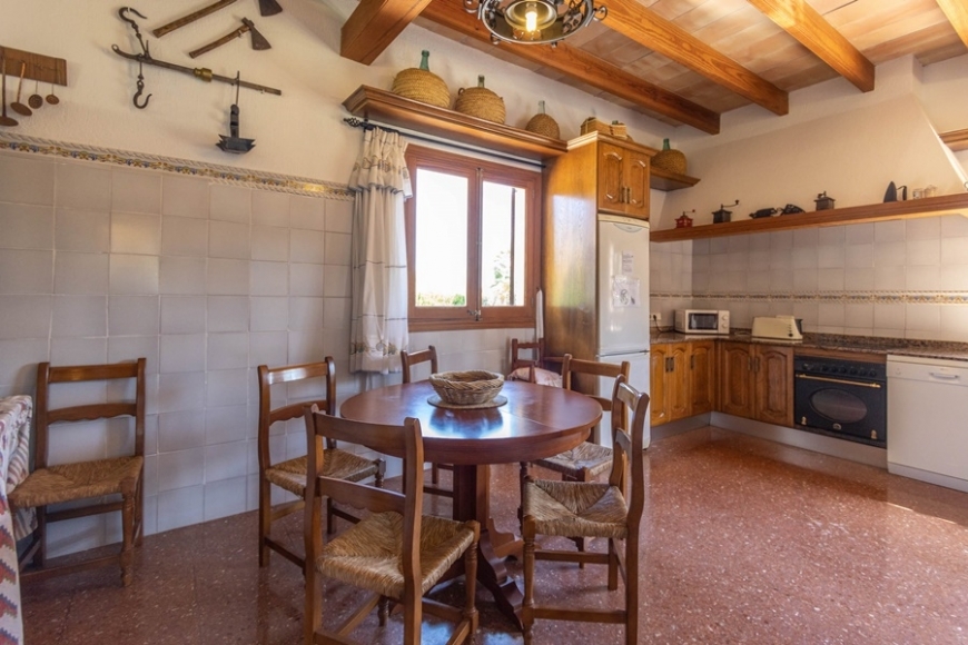 LANDHAUS MIT SCHWIMMBAD
