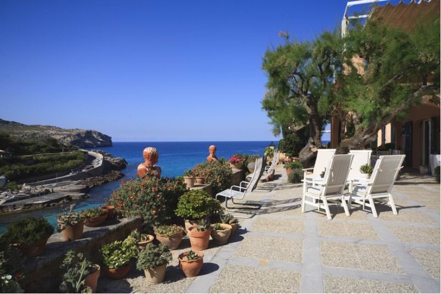 Seafront villa