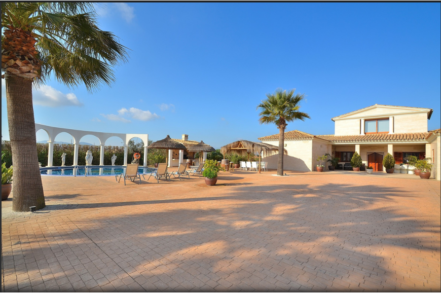 FINCA CON PISCINA