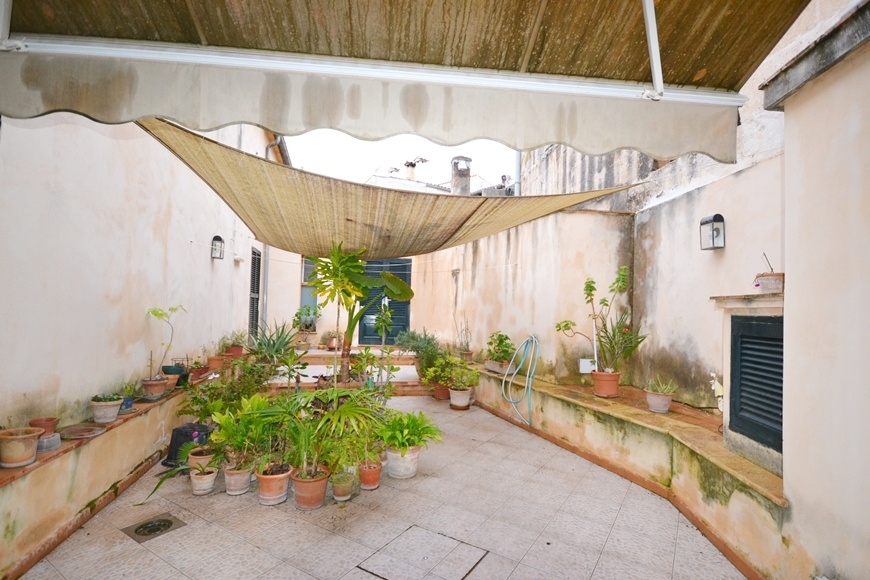 STADTHAUS MIT INNENHOF