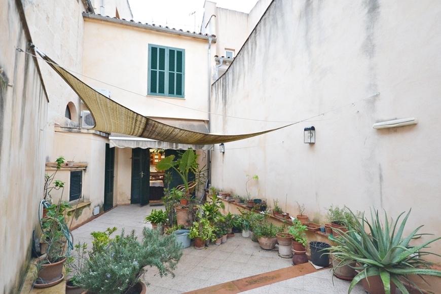 STADTHAUS MIT INNENHOF