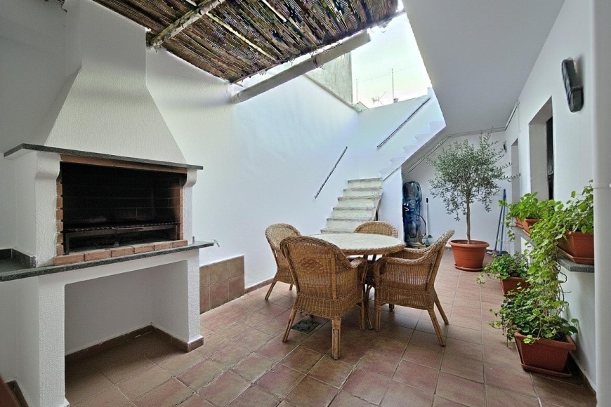 TOWNHOUSE WITH PATIO