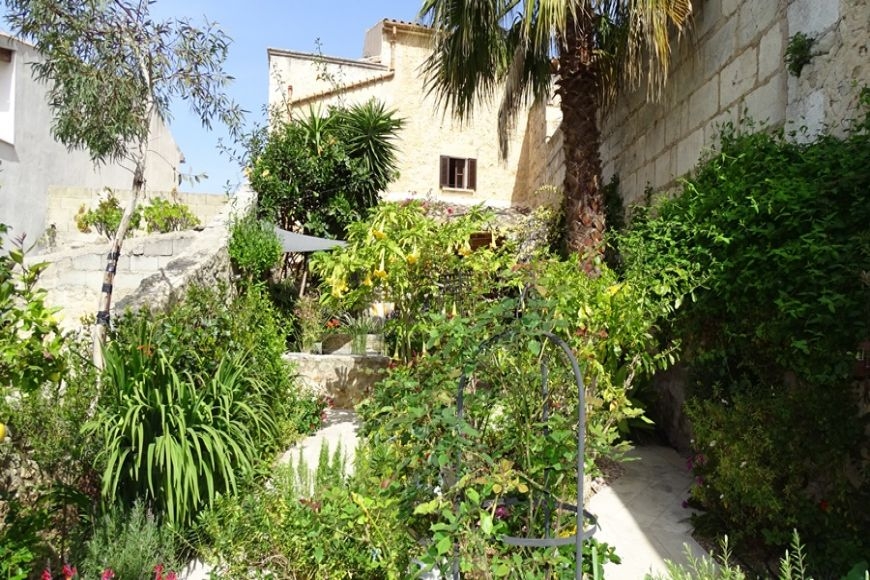 CASA DE PUEBLO, BUGER
